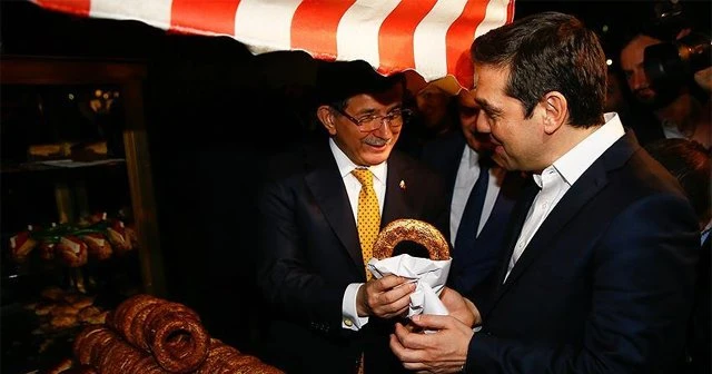 Davutoğlu Çirpas'a simit ikram etti