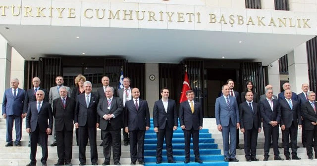 Davutoğlu ve Çipras’tan aile fotoğrafı