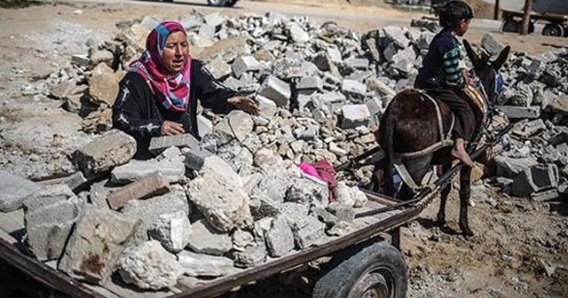 Filistinli kadın ekmeğini taştan çıkarıyor