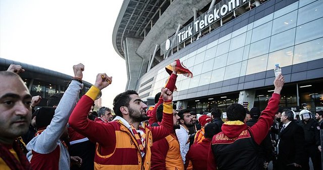 Galatasaray-Fenerbahçe derbisi ertelendi