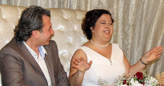 Gelin nikah masasında gülme krizine girerse