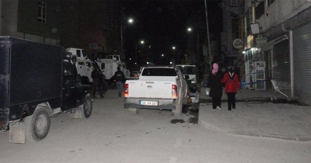 Hakkari&#039;de iş yerlerine bombalı saldırı