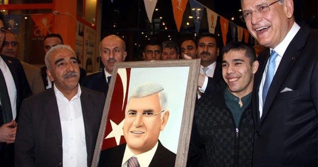 İşitme engelli gençten Bakan Bozkır'a sürpriz