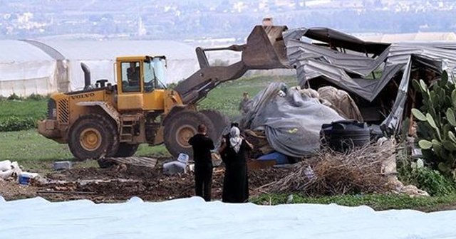 İsrail askerleri Batı Şeria&#039;da 1 okul ve 7 barakayı yıktı