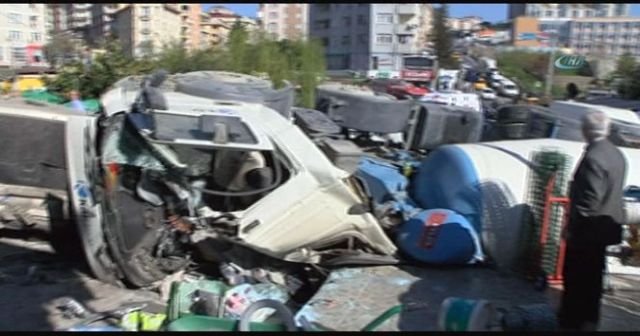 İstanbul&#039;da beton mikseri dehşet saçtı, 2 ölü