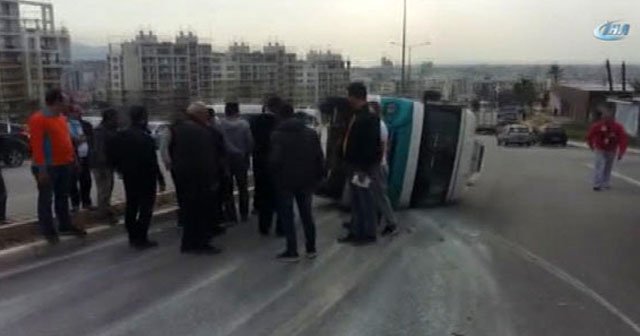 İzmir&#039;de otomobil ile minibüs çarpıştı, 11 yaralı