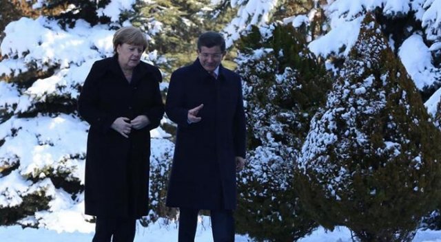 Merkel Davutoğlu&#039;nun davetini kabul etti