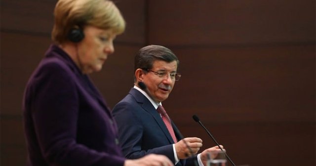 Merkel&#039;den Başbakan Davutoğlu&#039;na rica