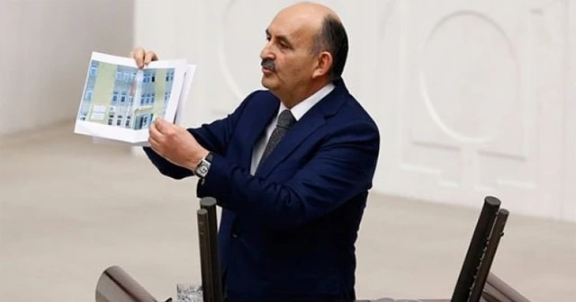 Müezzinoğlu, 'Bayrak indirildi, paçavra asıldı'