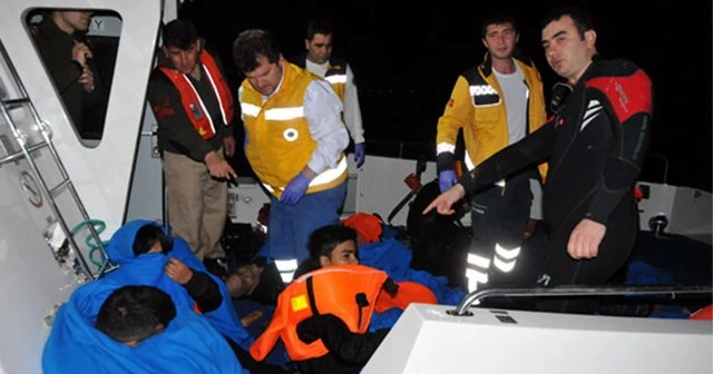 Mültecileri taşıyan tekne battı, ölüler var