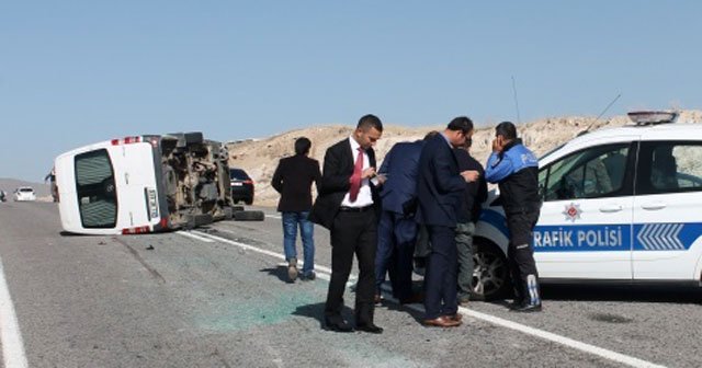 Niğde'de ticari araçla öğretmen servisi çarpıştı, 17 yaralı