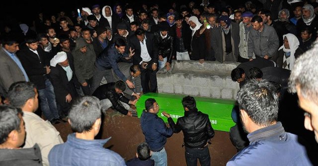 PKK'lı teröristlerin şehit ettiği muhtar toprağa verildi