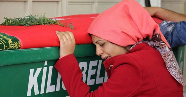 Roketli saldırıda hayatını kaybeden kadın toprağa verildi