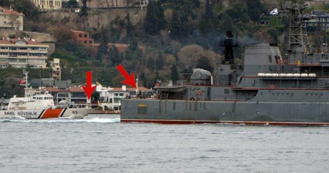 Rus savaş gemisi İstanbul Boğazı’ndan geçti