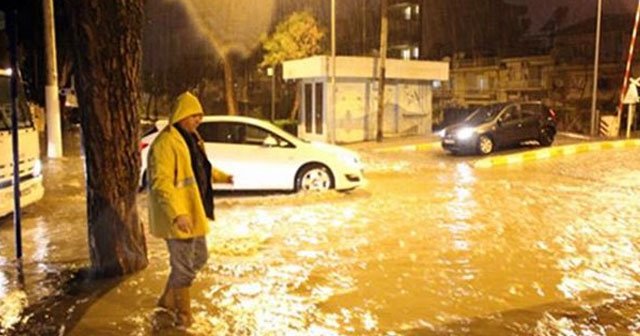 Sağanak yağış Manisa sokaklarını göle çevirdi