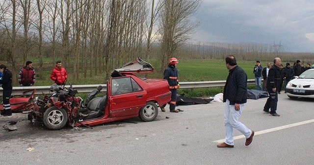 Sakarya&#039;da otomobil TIR&#039;a çarptı, 4 ölü, 1 yaralı