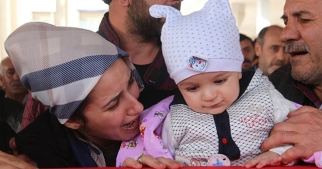 Şehit eşini 9 aylık bebeğiyle uğurladı
