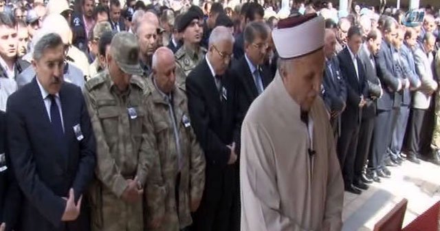 Şehit oğlunu asker parkasıyla uğurladı