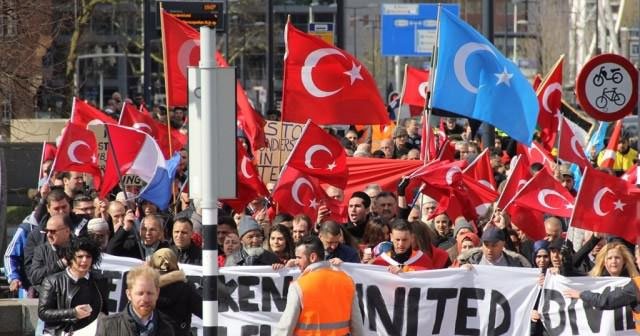 Terör saldırıları Hollanda&#039;da protesto edildi