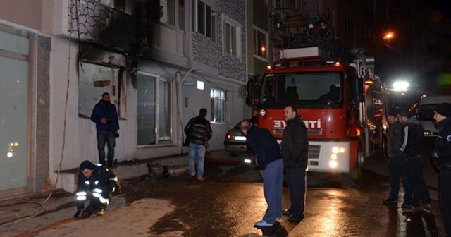 Yangında can pazarı, 17 kişi dumandan etkinlendi