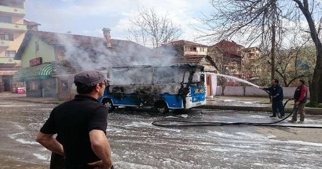 Yolcu minibüsü alev alev yandı