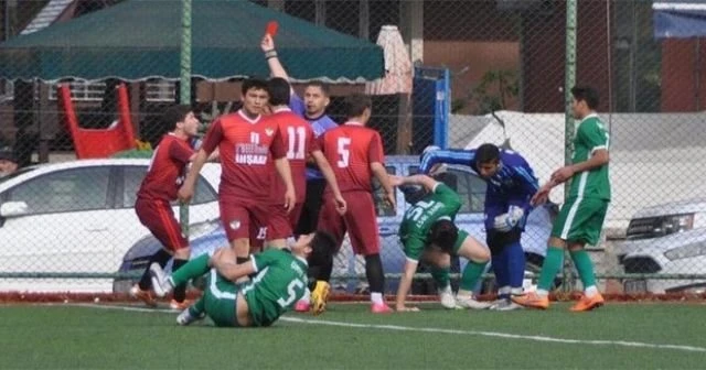 11 oyuncu kırmızı kart gördü