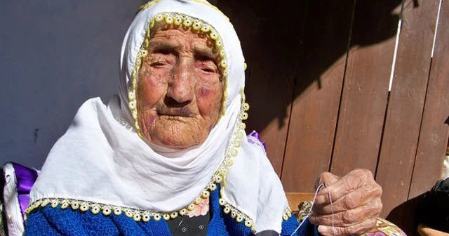 110 yaşında gözlüksüz iğneye iplik takıyor
