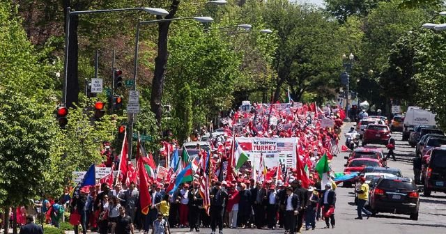 ABD&#039;de binlerce kişi Türkiye&#039;ye destek için yürüdü