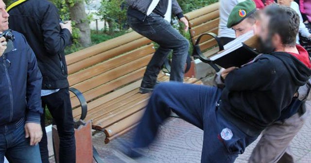 Adliye girişinde gazetecilere saldırdılar