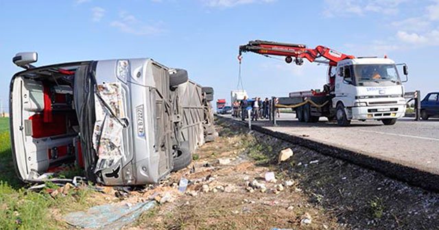 Afyon&#039;da yolcu otobüsü devrildi, 3 ölü, 40 yaralı