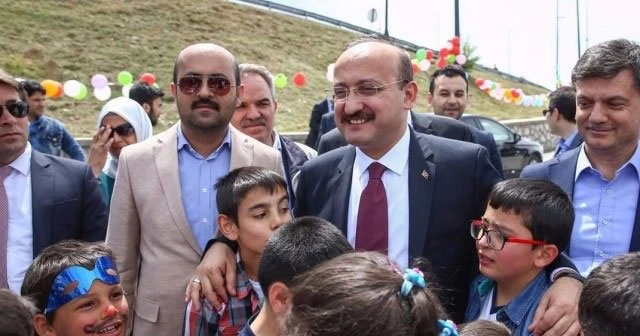 Akdoğan, çocuklarla uçurtma uçurdu