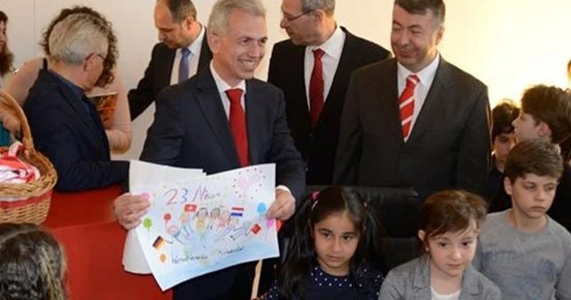 Alman Belediye Başkanı koltuğunu Türk öğrenciye verdi