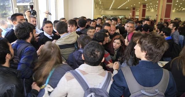 Anadolu Üniversitesi’nde ’afiş’ arbedesi