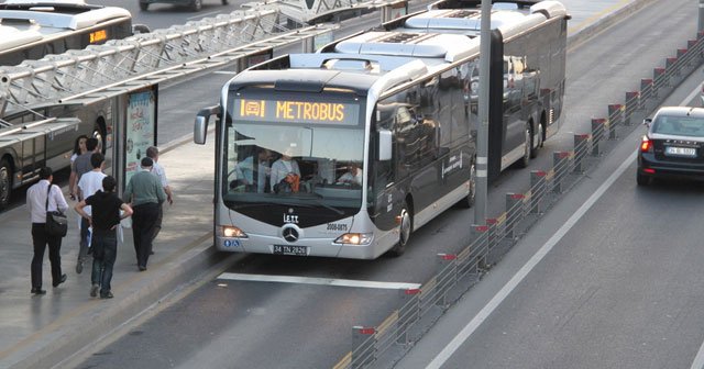 Avcılar metrobüs durağında patlama