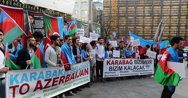 Azerbaycanlı öğrenciler Ermenistan işgalini protesto etti