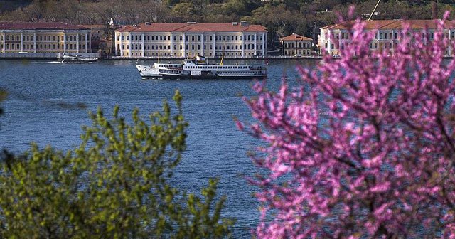 Baharın müjdecisi erguvanlar İstanbul&#039;u süslüyor