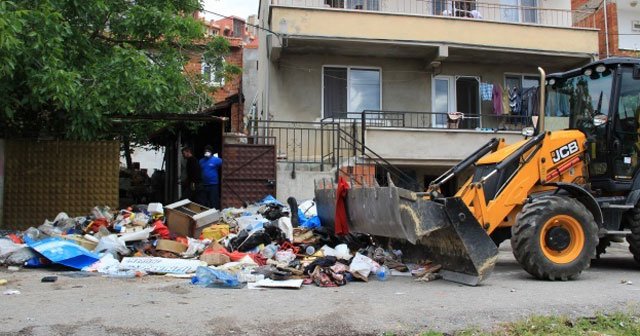 Balıkesir&#039;de bir evden 28  kamyon çöp çıkarıldı