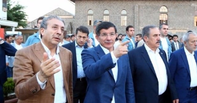 Başbakan Davutoğlu Diyarbakır&#039;a geldi