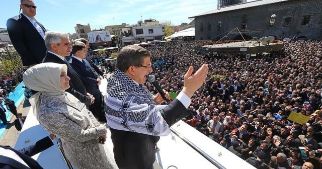 Başbakan Davutoğlu Sur&#039;da halka seslendi