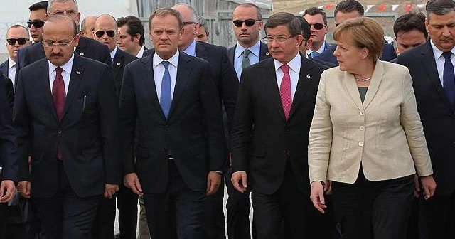 Başbakan Davutoğlu ve Merkel sığınmacı kampını ziyaret etti