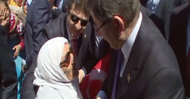 Başbakan kendisine ulaşmaya çalışan yaşlı kadının elini öptü
