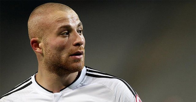 Beşiktaş&#039;ta Gökhan Töre antrenmanda sakatlandı