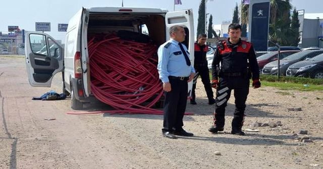 Bomba yüklü olduğu zannedilen minibüste çalıntı kablolar bulundu