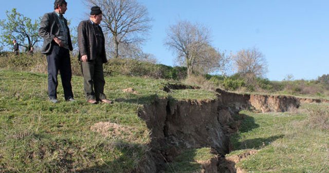 Bu köyde tarlalar yerinden oynuyor