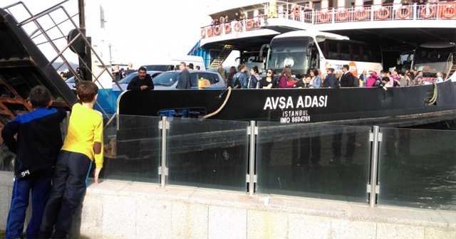 Çanakkale&#039;de yolcu feribotu karaya oturdu