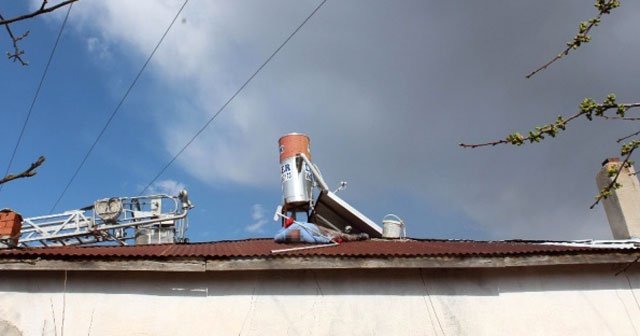 Çatıda boya yaparken elektrik akımına kapılıp öldü