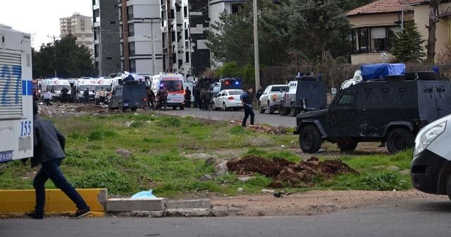 Davutoğlu Diyarbakır&#039;da 7 şehidin cenaze törenine katıldı