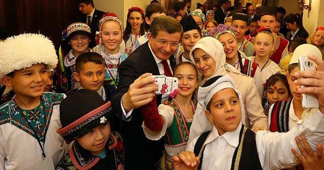 Davutoğlu &#039;dünya çocukları&#039; ile buluştu