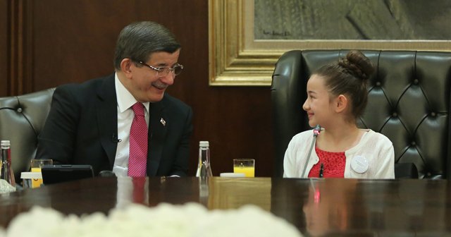 Davutoğlu, koltuğunu ilkokul öğrencisi Nur Ünlü’ye devretti