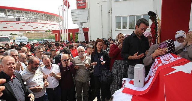 Denize düşerek ölen Antalyaspor futbolcusu son yolculuğuna uğurlandı